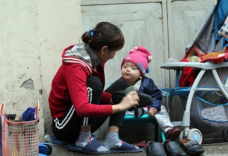 Xúc động em bé cùng mẹ mưu sinh giữa ngày đông giá rét