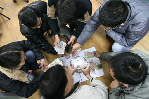 Tổ chức đánh bạc "mừng" khai trương sân bóng