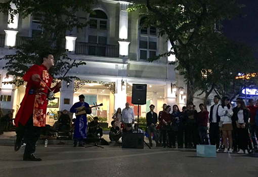 Âm thanh dân tộc trên phố đi bộ