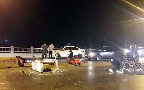 Xế hộp lật ngửa vì đâm vào dải phân cách trên cầu Vĩnh Tuy