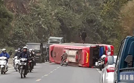 Xe khách mất lái lật nghiêng giữa dốc Cun