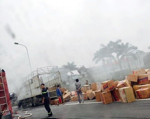 Xe tải cháy dữ dội trên Đại lộ Thăng Long