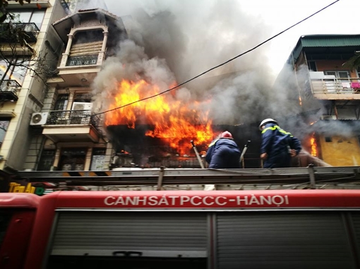 Khói lửa ngùn ngụt vây kín phố cổ Hà Nội