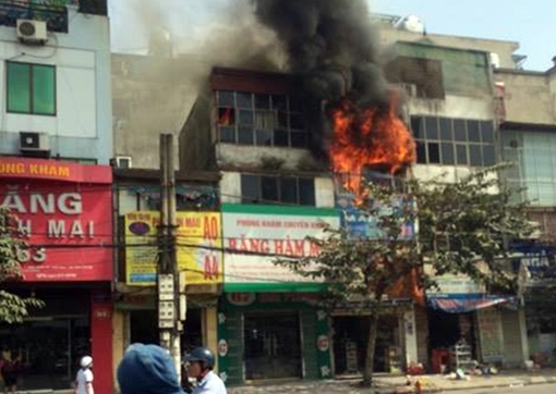 Lửa ngùn ngụt thiệu rụi ngôi nhà trên đường Giải Phóng