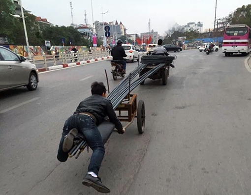 Hãi hùng cảnh chở sắt thép như diễn xiếc trên đường phố Hà Nội