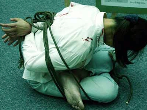 Bỏ heroin vào túi xách, ép con nợ trả tiền 