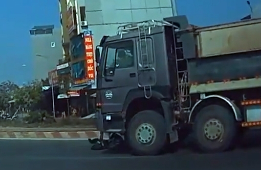 Thanh niên thoát chết thần kỳ dù bị cuốn vào gầm xe tải