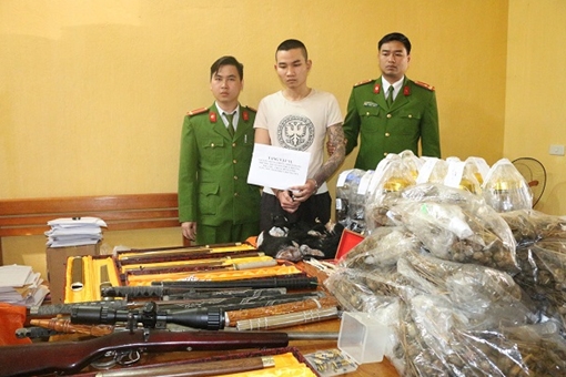 Bắt ma túy "khui" ra cả đống vũ khí nóng