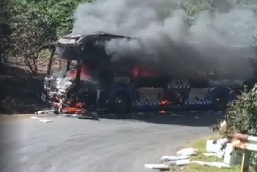 Lửa ngùn ngụt thiêu rụi xe khách trên đèo Phú Sơn