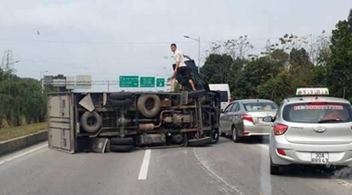 Xe tải lật ngang đường, cao tốc Hà Nội – Thái Nguyên ùn tắc kéo dài