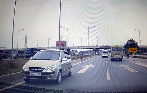 Rợn người Huyndai Get phóng ngược chiều trên đường cao tốc 