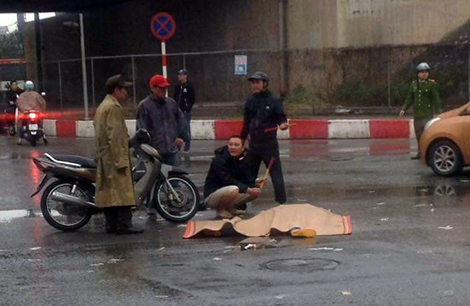 Xe tải cuốn một phụ nữ đi xe máy vào gầm