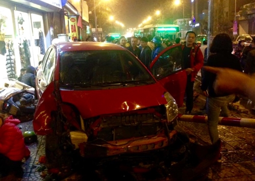 Xe máy nằm la liệt trên đường sau cú tông kinh hoàng của ô tô "điên"