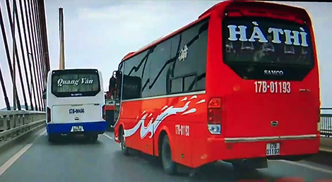 Tước bằng lái hai tài xế xe khách “đại náo” trên cầu Bãi Cháy