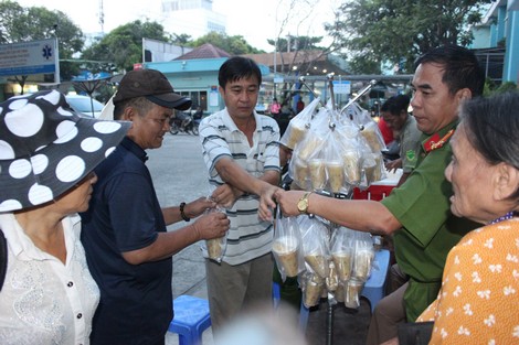 Nồi cháo nghĩa tình của Công an phường