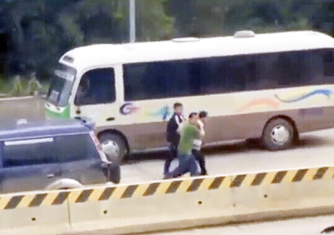 Bắt tội phạm trên đường và sự hiếu kì của người dân