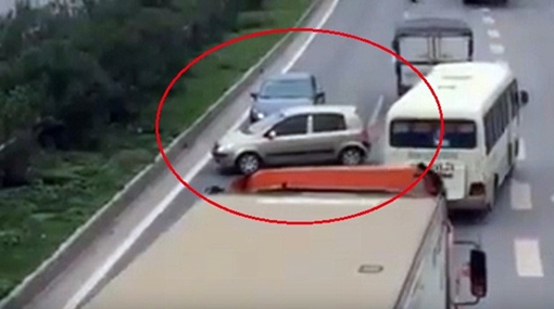 Xế hộp nối đuôi nhau đi ngược chiều trên cao tốc Hà Nội - Bắc Giang