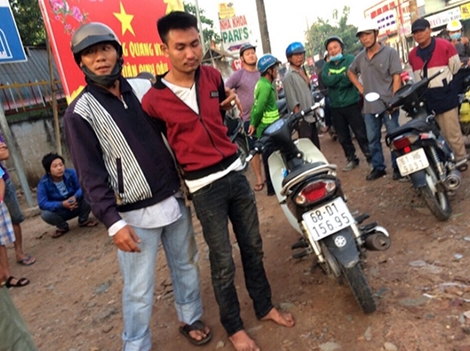 Băng trộm liều lĩnh dùng dao chống trả người truy bắt