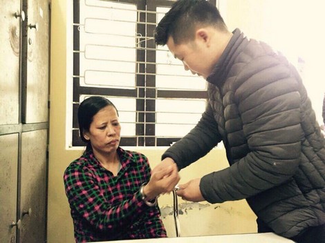 Người mẹ lạnh lùng chứng kiến con trai phạm tội quỵt nợ