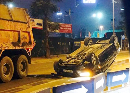 Xế hộp tông dải phân cách lật ngửa trong đêm