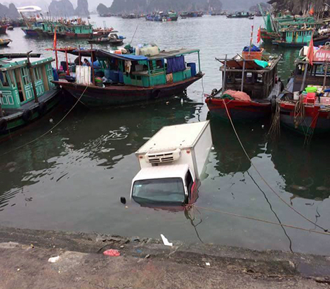 Xe tải đông lạnh mất phanh trôi tuột xuống biển tại Hạ Long