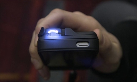 Nhân viên cây xăng bị chích điện khi đang ngủ