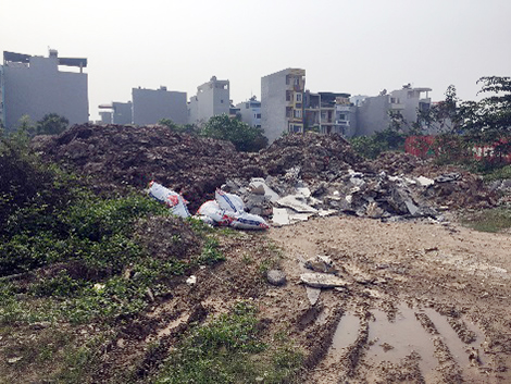 Vấn nạn đổ trộm phế thải ở ngoại ô Hà Nội