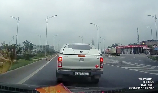 Thót tim gặp xe bán tải đi lùi trên cao tốc Bắc Giang