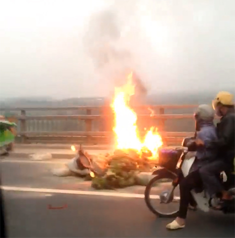 Xe máy cháy rụi trên cầu Nhật Tân