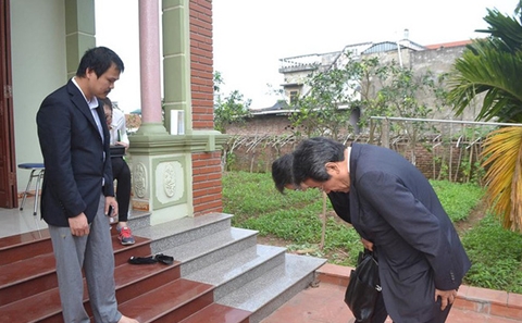 Đại sứ Nhật Bản đến thăm gia đình bé gái Việt bị sát hại
