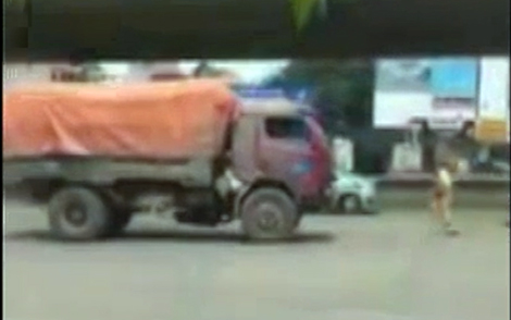 Tước bằng lái tài xế xe tải chạy lùi trên đường Khuất Duy Tiến