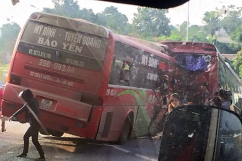 Quốc lộ 6 mờ mịt sương mù, hai xe khách tông nhau