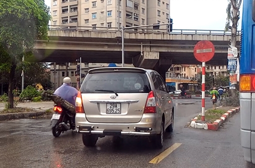 Cố nhanh vài giây, ô tô, xe máy nối đuôi nhau đi ngược chiều