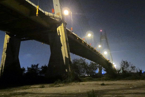 Nam sinh viên bỏ lại xe máy nhảy cầu Bính tự tử