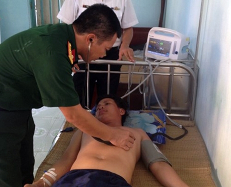 Đưa ngư dân gặp nạn vào đảo Sơn Ca