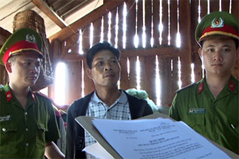 Con bất hiếu đánh bố đẻ, tấn công Công an xã