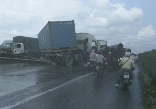 Tai nạn liên hoàn, quốc lộ 5 ùn tắc nghiêm trọng