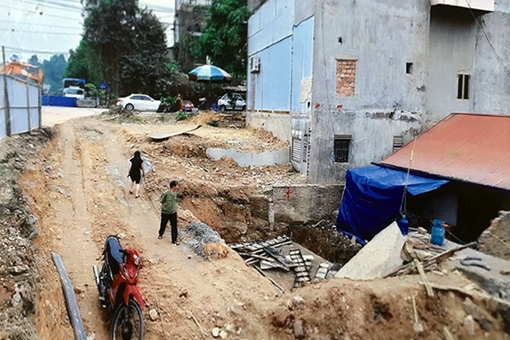 Nhà biến thành hầm sâu sau khi đường Việt Bắc nâng cấp