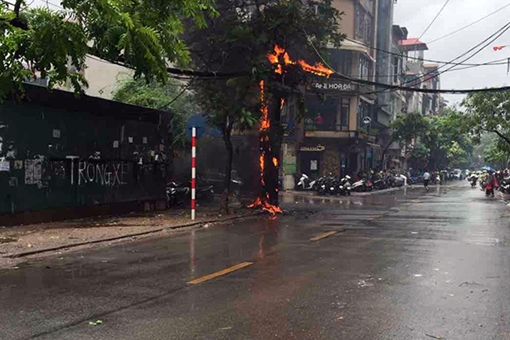 Cột điện nổ lớn, bốc cháy dữ dội sau cơn mưa ở Hà Nội