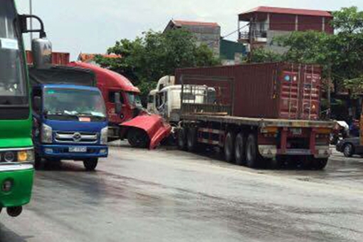 Hai container đấu đầu, QL5 ùn tắc nhiều giờ