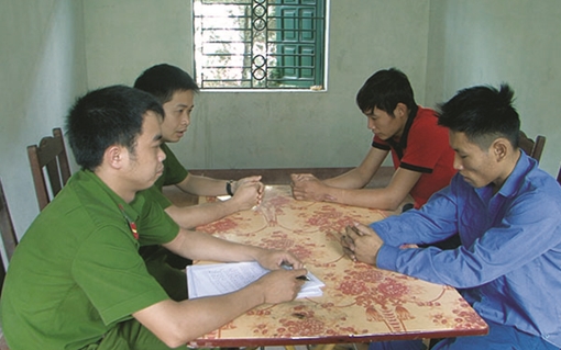 Nghẹt thở giây phút giải cứu 2 cháu nhỏ bị kẻ buôn ma túy bắt làm con tin