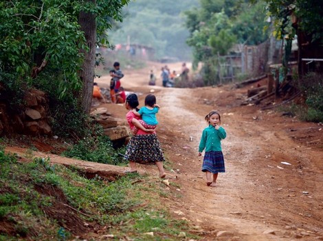 Những đứa trẻ vật lộn mưu sinh giữa đại ngàn