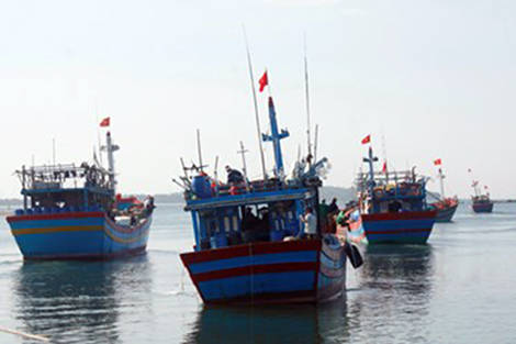 Ngư dân sát cánh trên biển