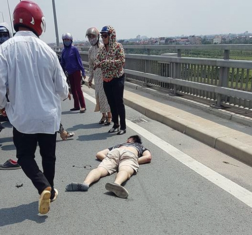 Nam thanh niên chạy mô tô húc đuôi Mazda CX5 bất tỉnh trên cầu Nhật Tân