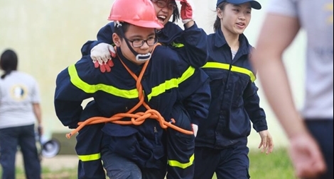 Gần 80 lính cứu hoả nhí bế giảng trại hè 2017