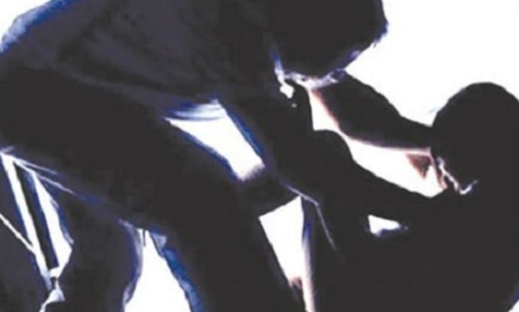 Cha đồi bại "kiểm tra trinh tiết"  con gái tự tử trong buồng giam