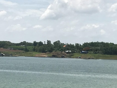 "Đời cá" trên hồ Trị An