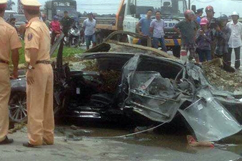 Xe tải chở đất lật đè bẹp ôtô 4 chỗ ở Nam Định