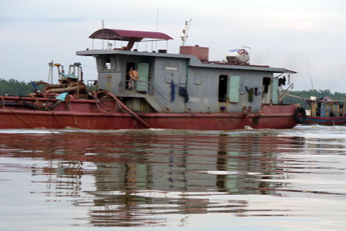Cát tặc đưa cả tàu trọng tải 1.000 tấn hoành hành trên sông Văn Úc