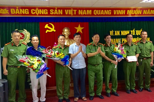 Khen thưởng vụ bắt giữ đối tượng vận chuyển 3,2kg ma tuý tổng hợp